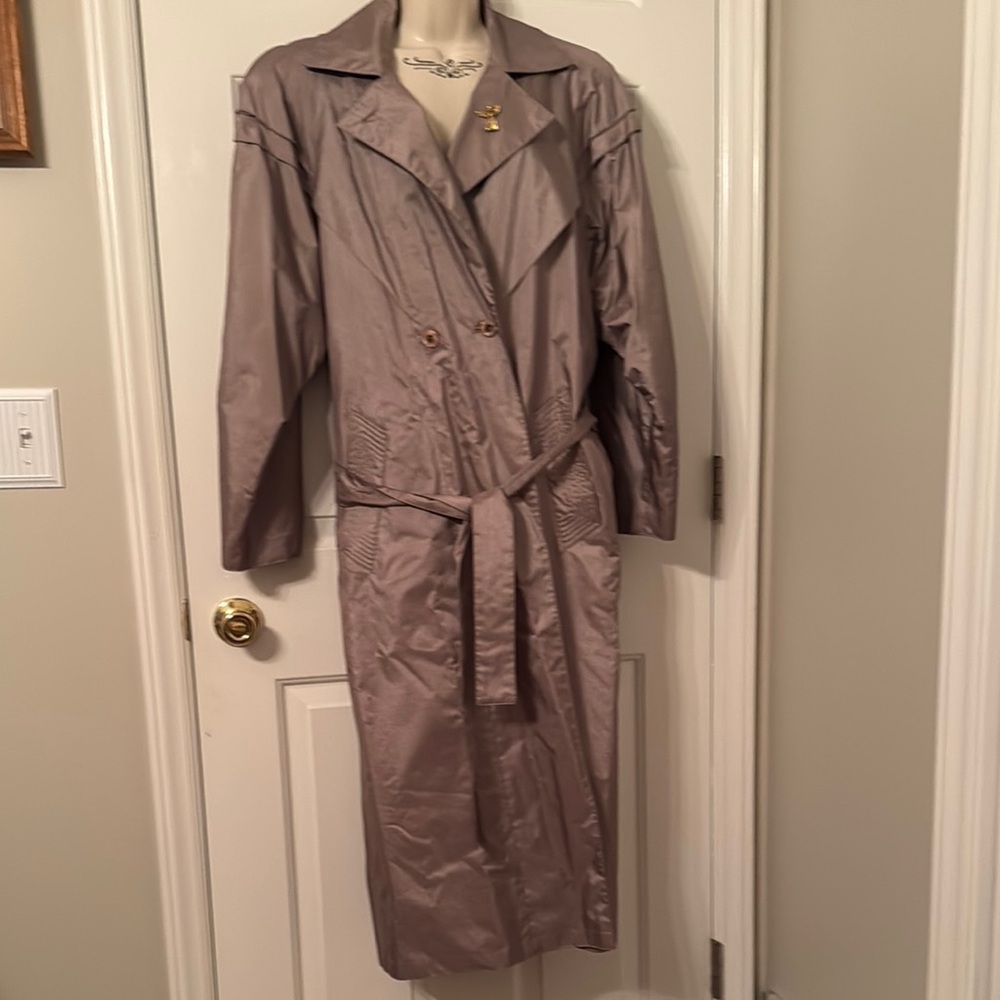 Elegant Women's Trench Coat in Taupe
